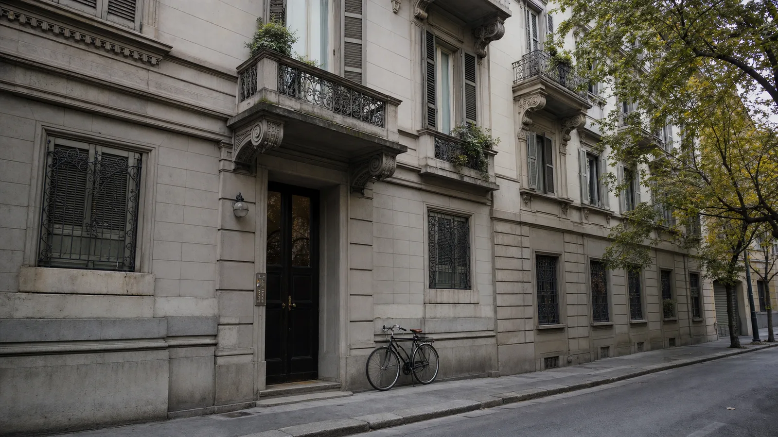 Facciata di un palazzo signorile milanese di inizio '900, ingresso ed elementi in ferro battuto