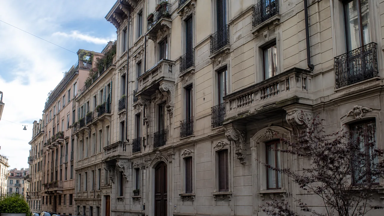 Facciata di edificio storico a Milano soggetto a vincoli edilizi — pratiche edilizie milano