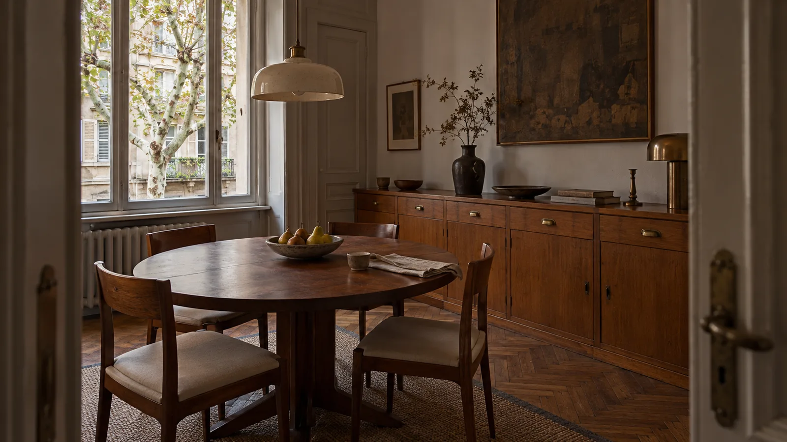 Sala da pranzo di un appartamento milanese degli anni Trenta, con credenza su misura in legno e tavolo tondo